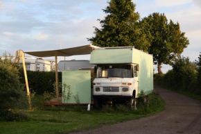Marilyn - Glamping im Mercedes DüDo auf Camping Seeblick Neustadt / Holstein